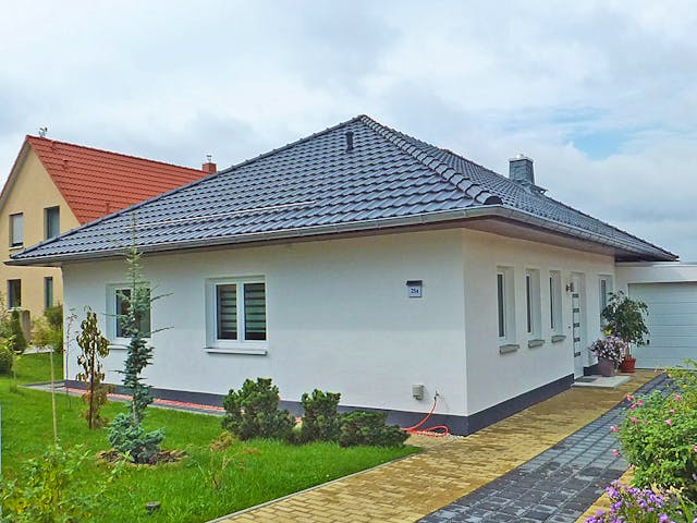 Winkelbungalow 328 des Herstellers WEIOTT-Massiv-Haus — massiv errichteter Bungalow mit 112 m² und Walmdach